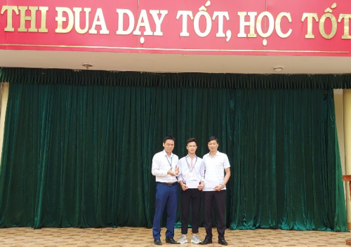Trường THCS Sông Trí trao thưởng cho học sinh đạt Huy chương vàng tại Hội khỏe Phù Đổng cấp tỉnh
