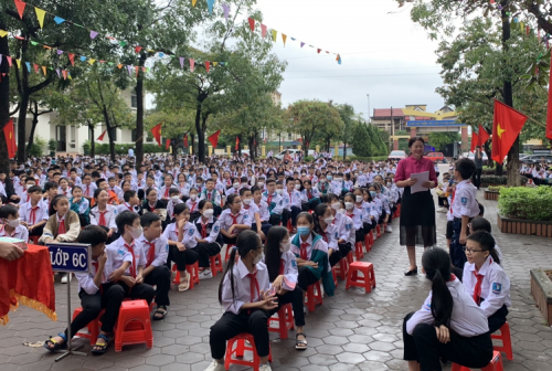 Gần 1400 học sinh của Trường THCS Sông Trí tham gia "Giao lưu đối thoại giáo dục sức khỏe sinh sản vị thành niên" năm học 2022 - 2023