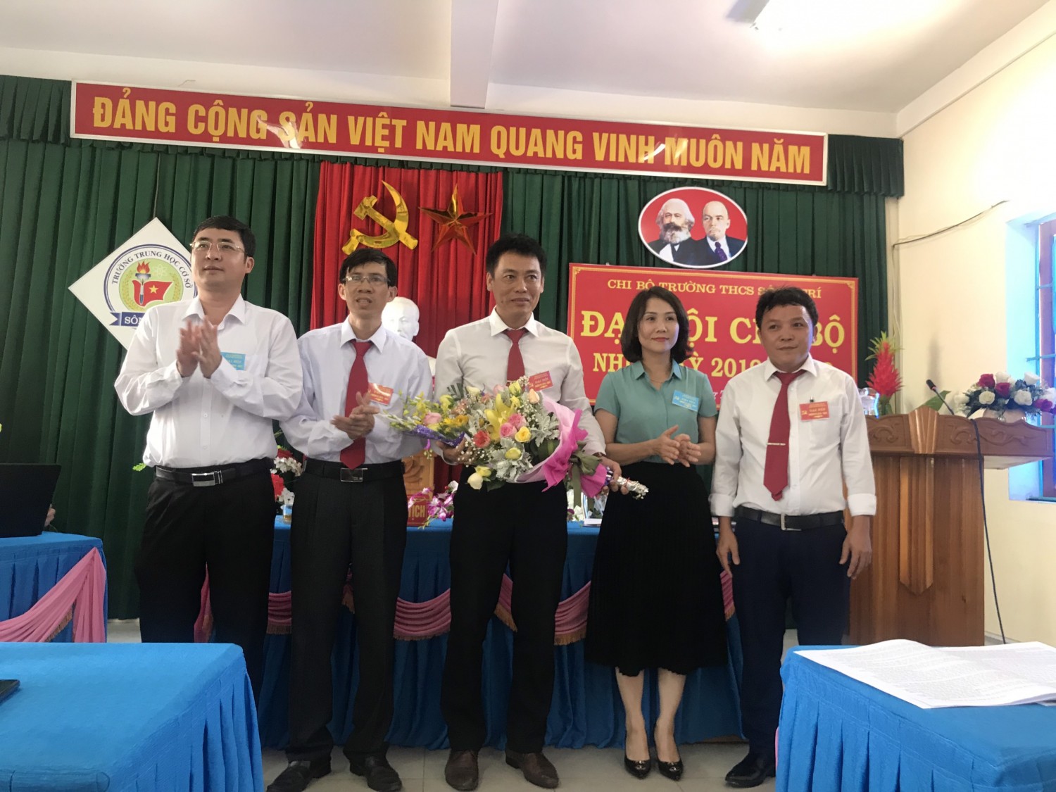 Đảng ủy phường Sông Trí tặng hoa chúc mừng đại hội