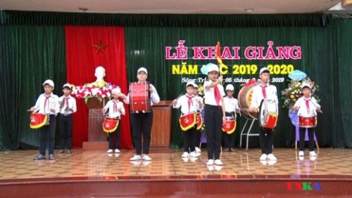 Đồng chí Nguyễn Quốc Hà – Chủ tịch UBND thị xã dự lễ khai giảng tại trường THCS Sông Trí