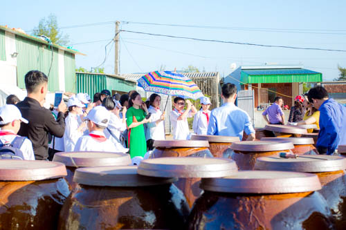 Trải nghiệm môn Tiếng Anh tại Đền thờ Nguyễn Thị Bích Châu và cơ sở sản xuất nước mắm Luận Nghiệp