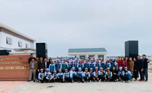 Đoàn tham quan chụp ảnh tại nhà máy điện Mặt Trời Cẩm Hòa, Cẩm Xuyên, Hà Tĩnh