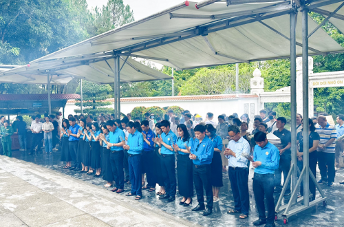Trường THCS Sông Trí dâng hương tưởng nhớ các anh hùng liệt sĩ tại Khu di tích Thanh niên xung phong Ngã ba Đồng Lộc