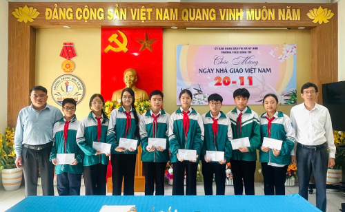 THCS Sông Trí “thưởng nóng” học sinh đạt giải nhất học sinh giỏi lớp 9 cấp thị xã năm học 2024 - 2025