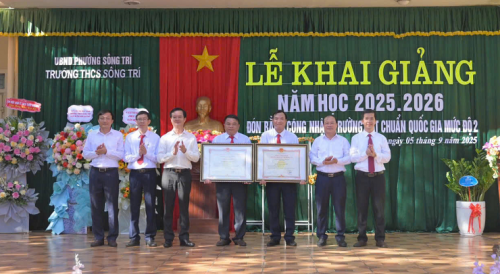 Đồng chí Trần Báu Hà, Ủy viên BTV Tỉnh ủy - Phó Chủ tịch UBND tỉnh dự lễ khai giảng tại Trường THCS Sông Trí