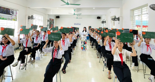 Trường THCS Sông Trí: Câu lạc bộ Văn học sinh hoạt với chủ đề “Thầy cô và mái trường” chào mừng ngày Nhà giáo Việt Nam 20/11