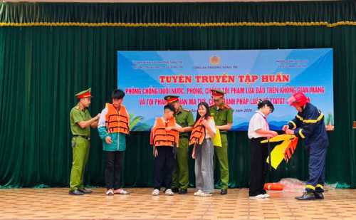 Trang bị kỹ năng phòng tránh đuối nước, tội phạm và tai nạn giao thông cho học sinh Trường THCS Sông...